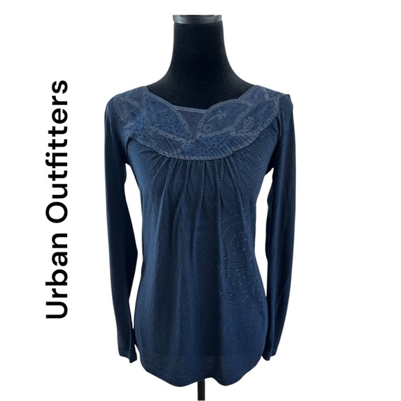 NWT Kimchi & Blue Urban Outfitters Embroidered Navy Long Sleeve Women's Top 0109 - Picture 1 of 6